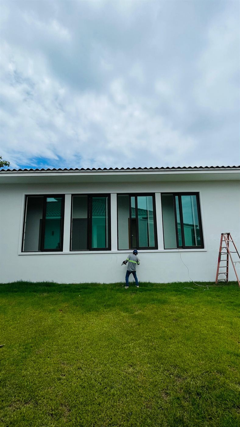 Acabados de fachada en residencia unifamiliar