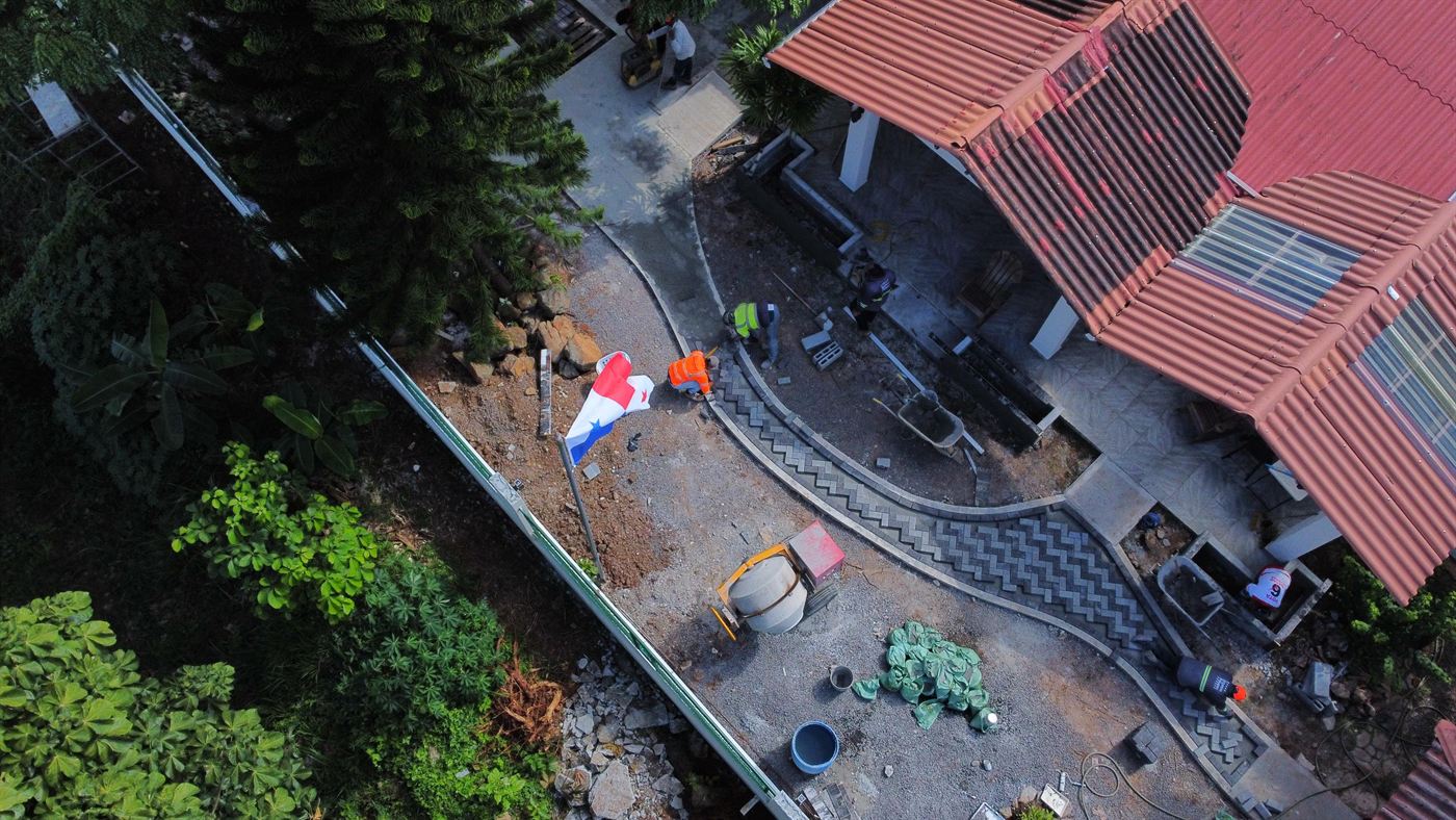 Construcción de aceras y pavimento adoquinado, vista aérea