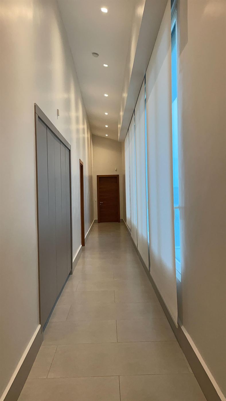 Pasillo interior con iluminación empotrada
